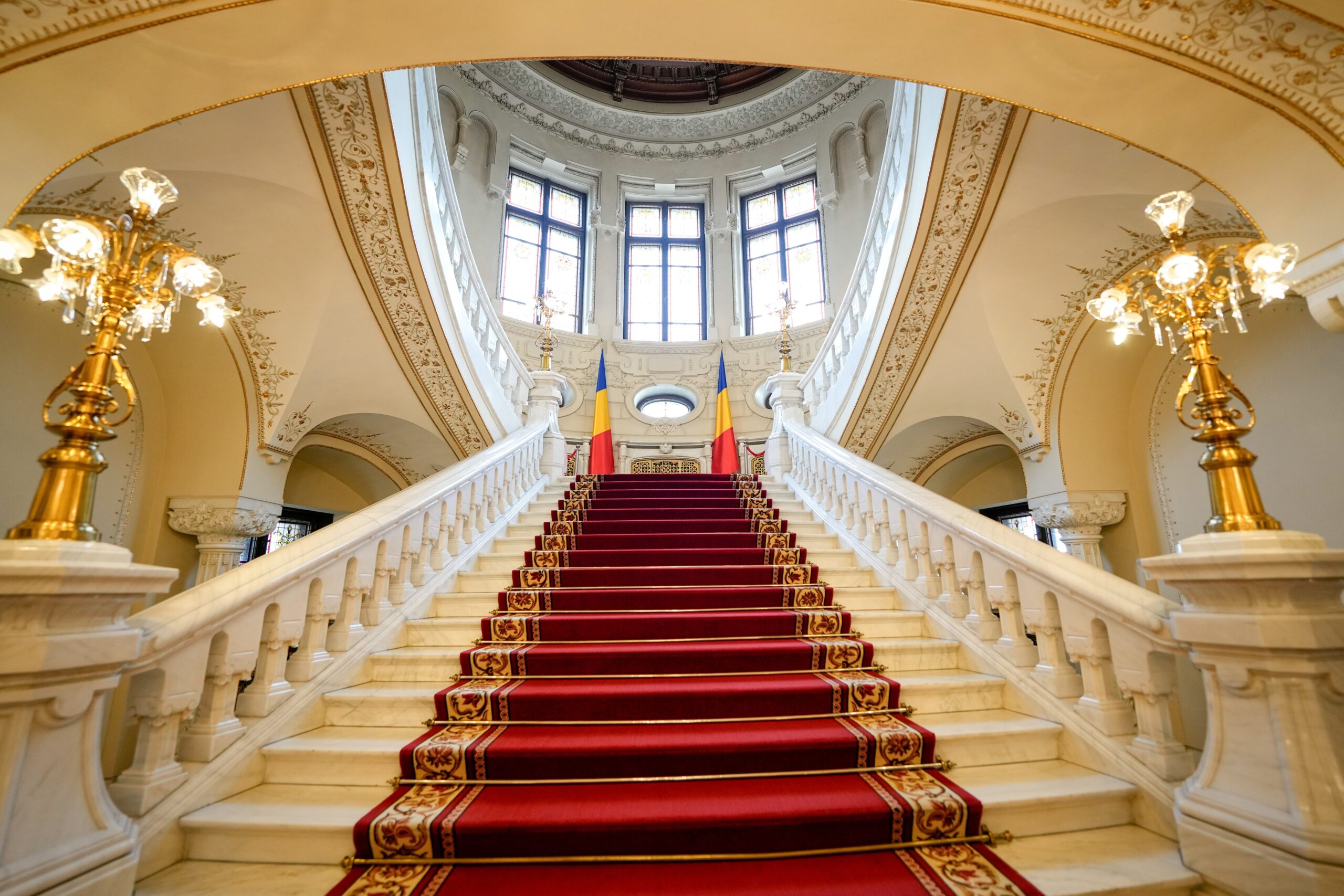 Un fost spion, un fost preot și o jurnalistă luptă pentru fotoliul prezidențial. Cum sunt portretizați candidații la președinție de Politico