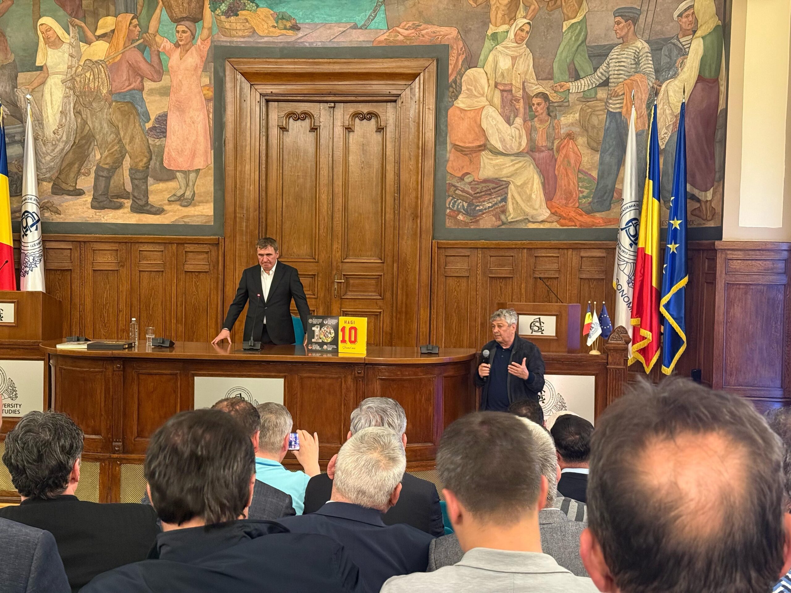 Hagi a trecut la catedră de la ASE: și-a lansat cartea care îi povestește viața. Mesajul lui Lucescu pentru detractorii „Regelui”