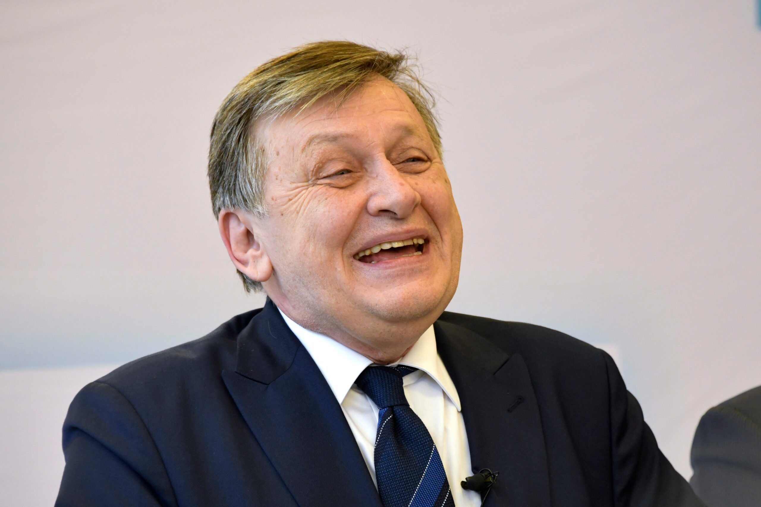 Pe cine aruncă Antonescu la rechini dintre Ciolacu şi Bolojan. Cum îi caracterizează pe contracandidații săi