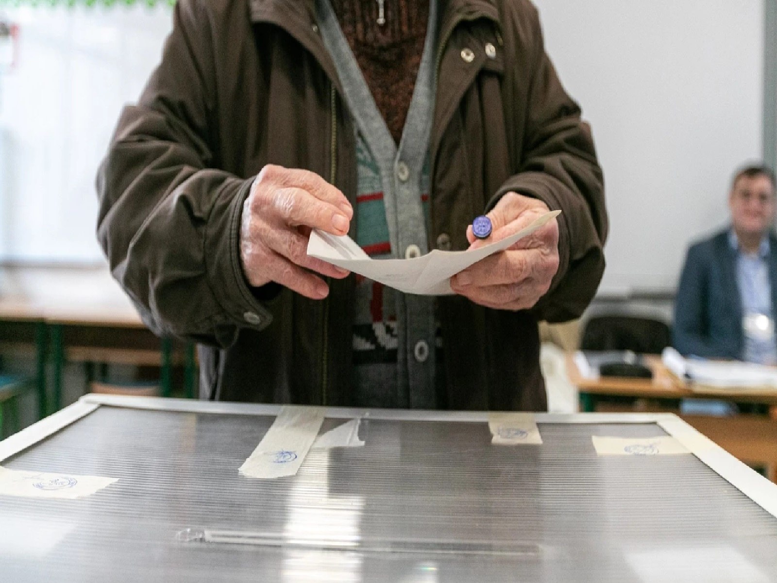 Român delegat la o secție de votare din Anglia: „Voturile s-au cam împărțit frățește. Se pot întâmpla anumite măgării”