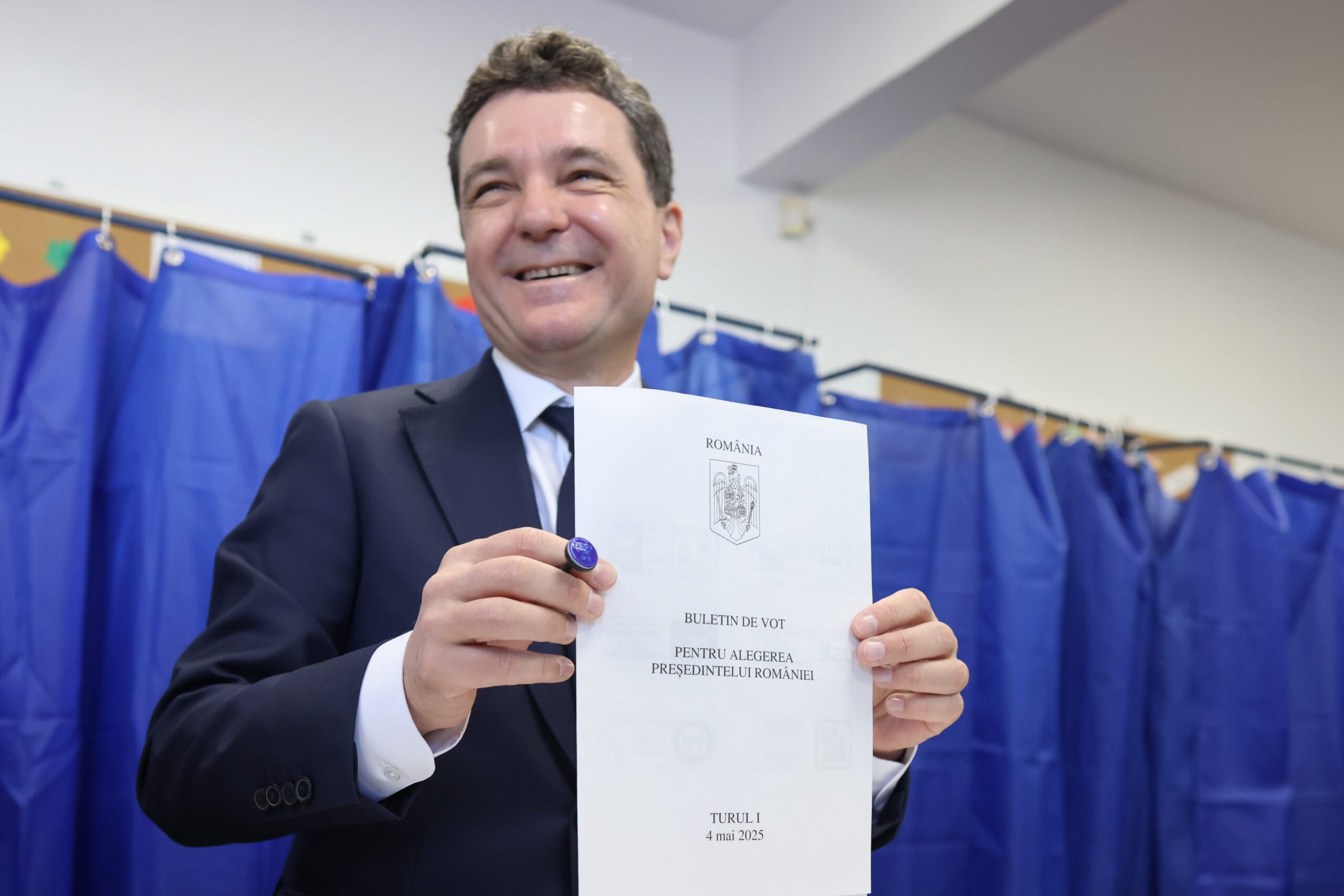 Nicuşor Dan, la secţia de votare alături de partenera sa: „Avem șansa unei schimbări reale în clasa politică”