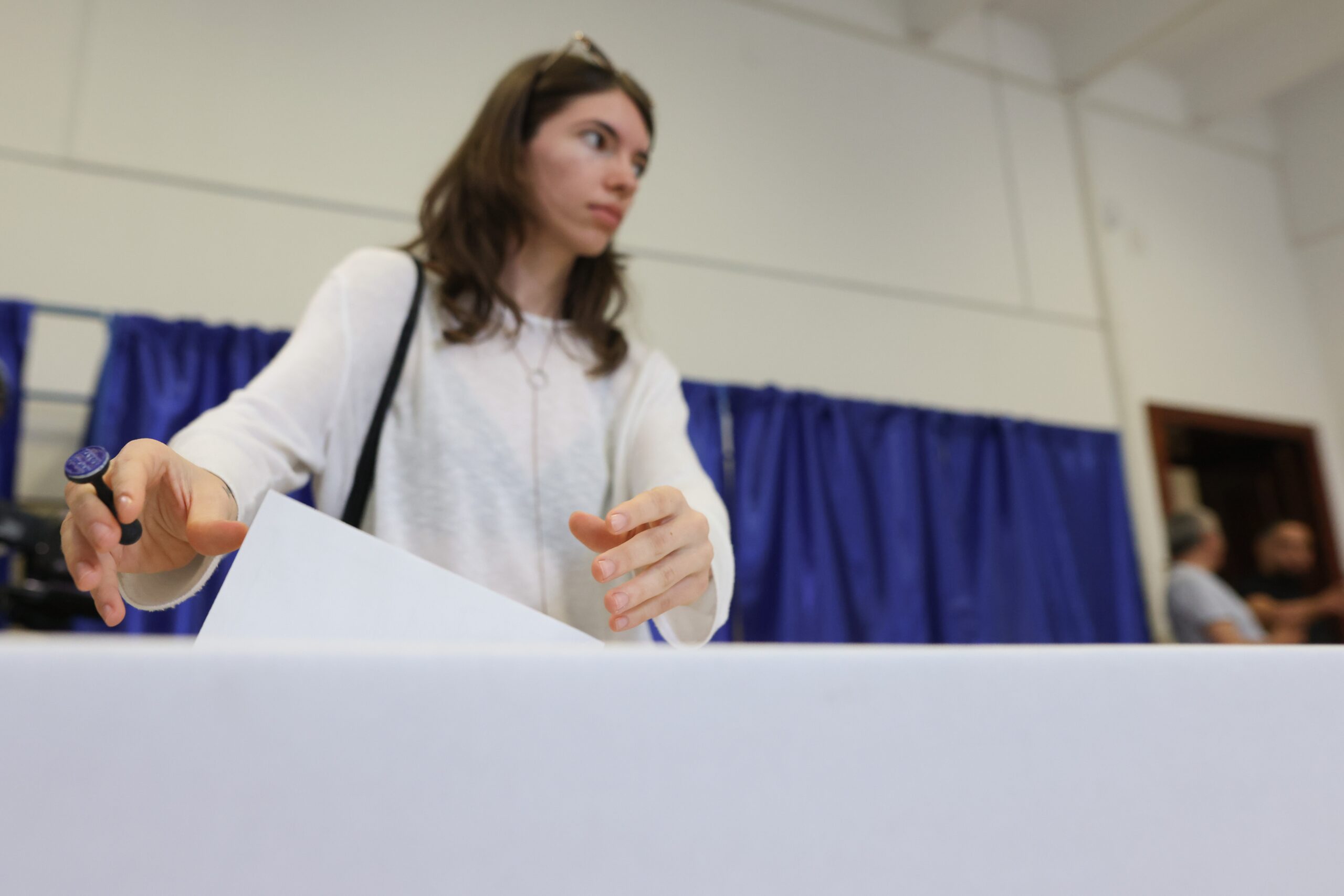Prezența mare la vot în prima parte a zilei, dezbătută de români: „suveraniștii, aparatul de partid sau oamenii speriați?”