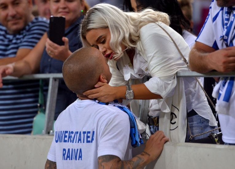 Cum este să fii soția unui fotbalist de echipa națională? Cel mai sincer răspuns: „O viață trăită în avioane…”