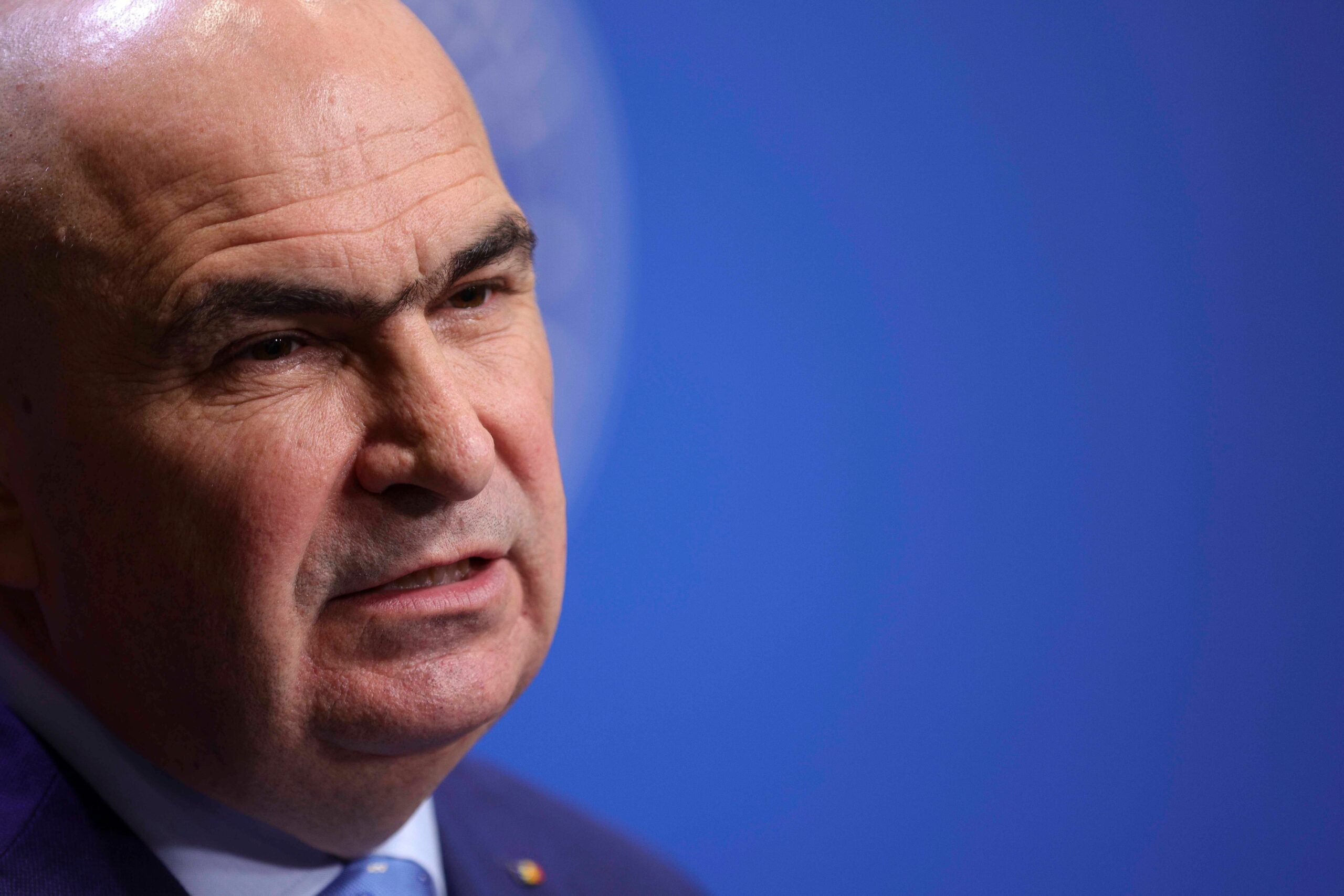Demisia lui Anastasiu rezolvă o problemă, dar naște alta: va trebui Bolojan să meargă din nou în Parlament?