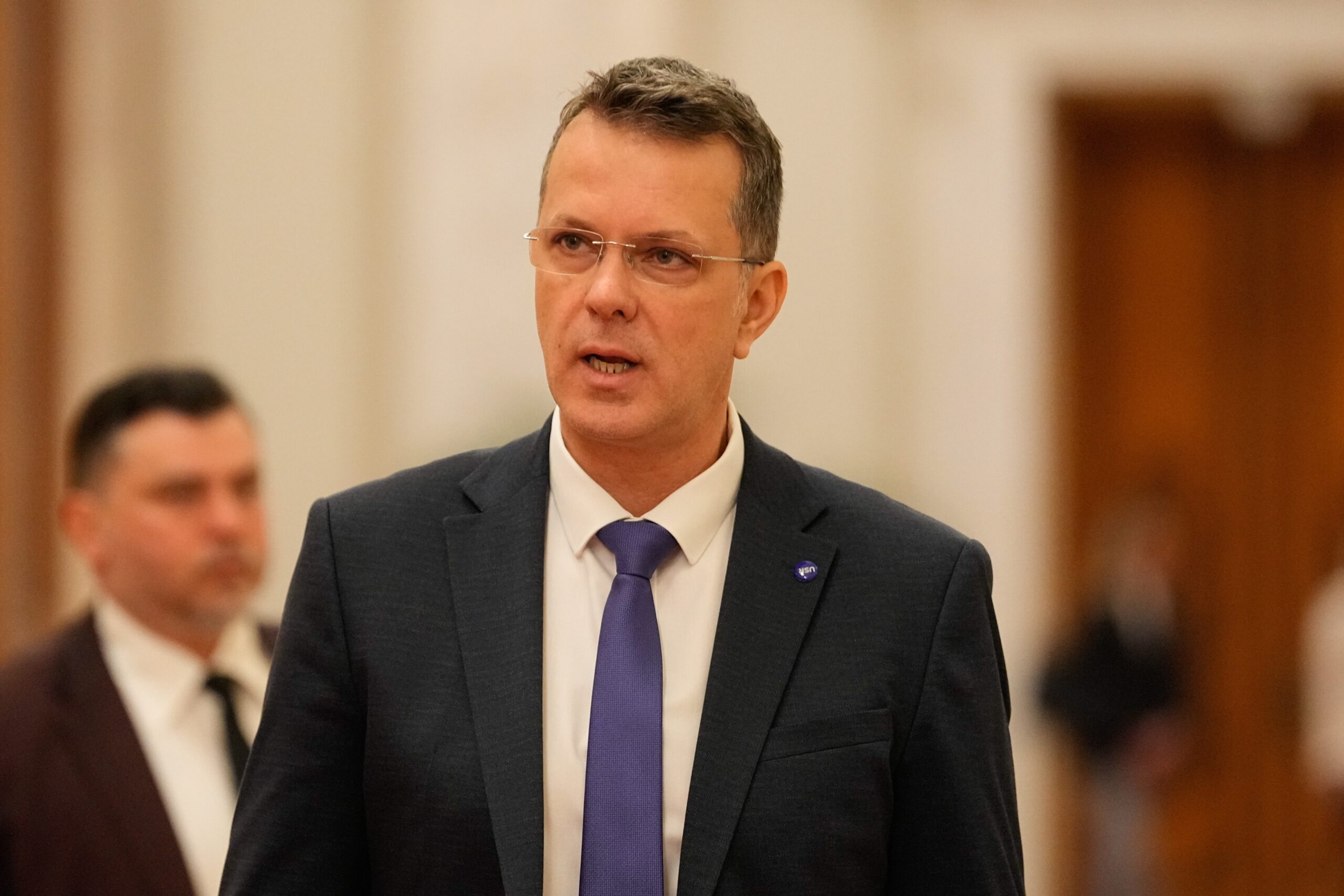 Ministrul Apărării crede că șefa CSM este deconectată de la realităţile României. „Pare că nu înţelege cu câţi bani trăiesc oamenii”