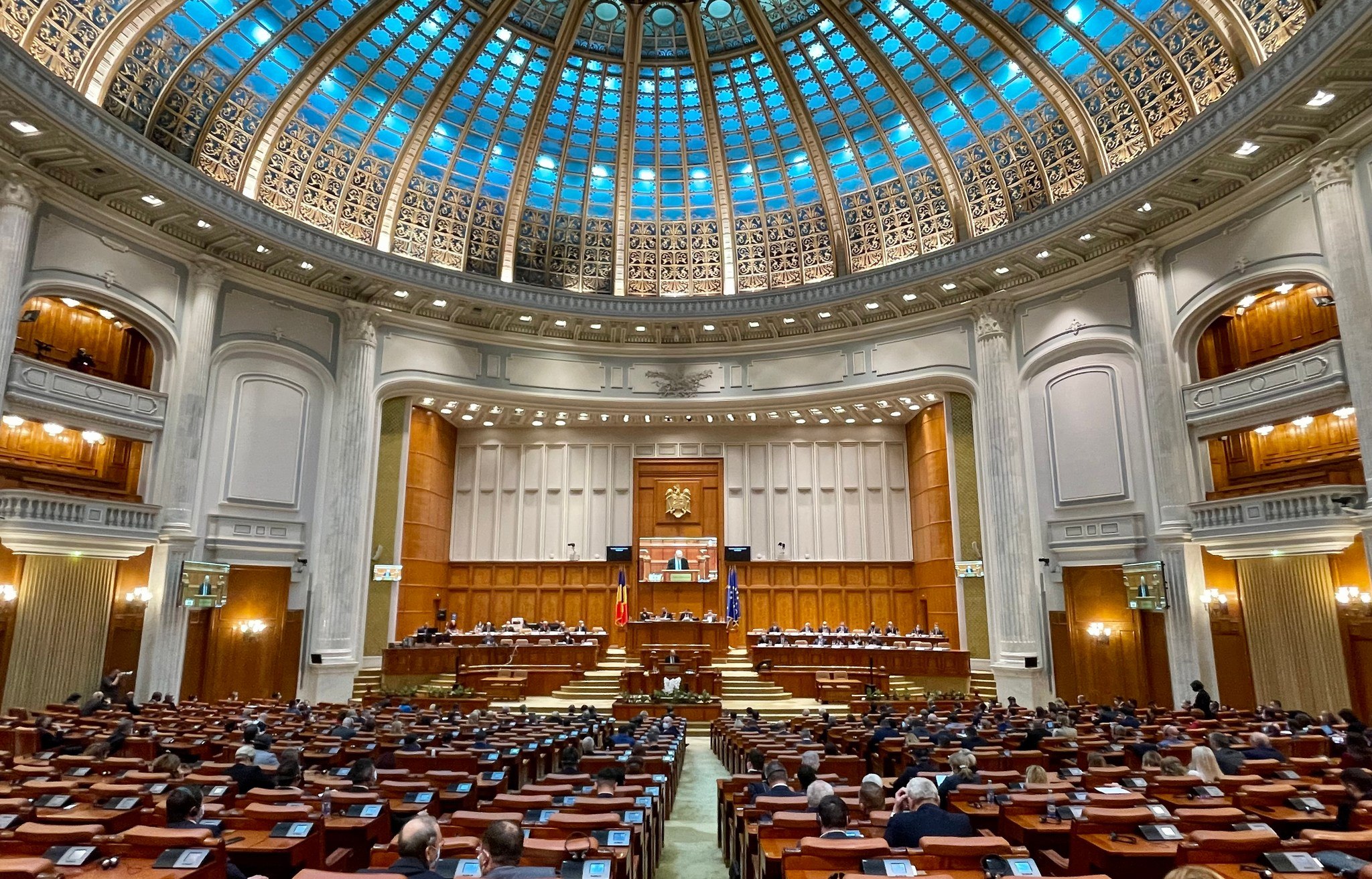 Legi care ar aduce bani la buget, blocate! Cum au fugit deputații și senatorii în vacanță și au uitat proiectele importante în sertarele Parlamentului