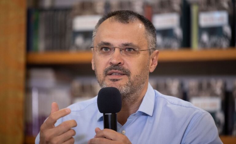 Cristian Ghinea îl atacă pe Nicușor Dan: „Un personaj greșit pentru România. Un tăntălău ajuns în locuri greșite”