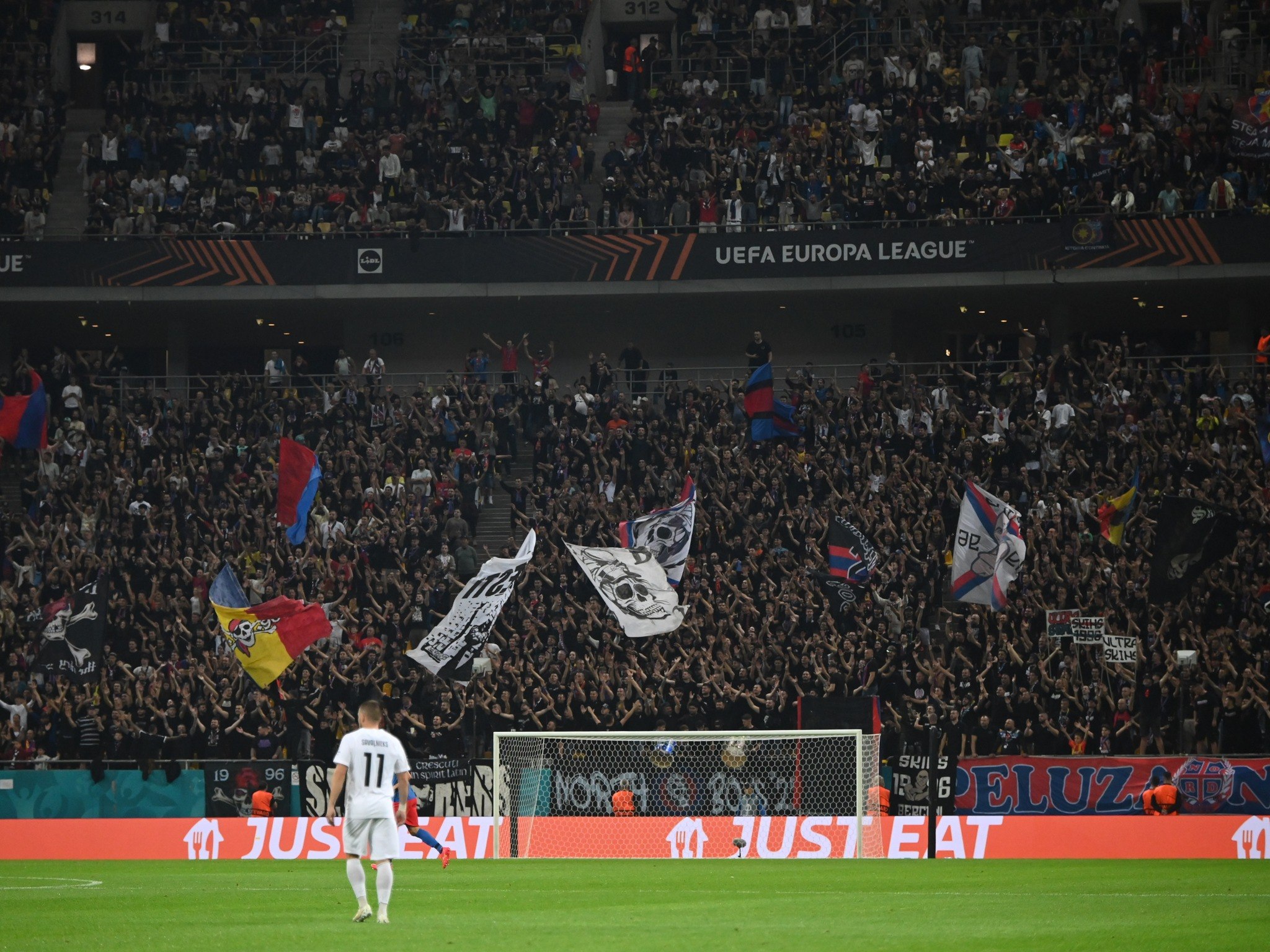 Umilințele marca FCSB provoacă o criză majoră și pe teren, și în tribune. „Să îi bage Nea Gigi în butoiul cu agheasmă!”