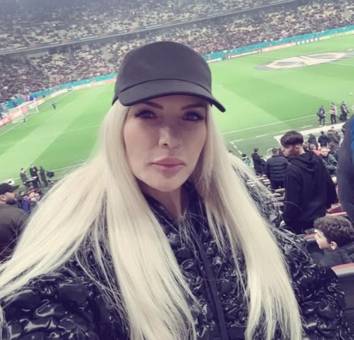 I-a lăsat pe fotbaliști cu buza umflată, iar acum le face galerie. Laura Vicol, nelipsită de la meciurile FCSB-ului