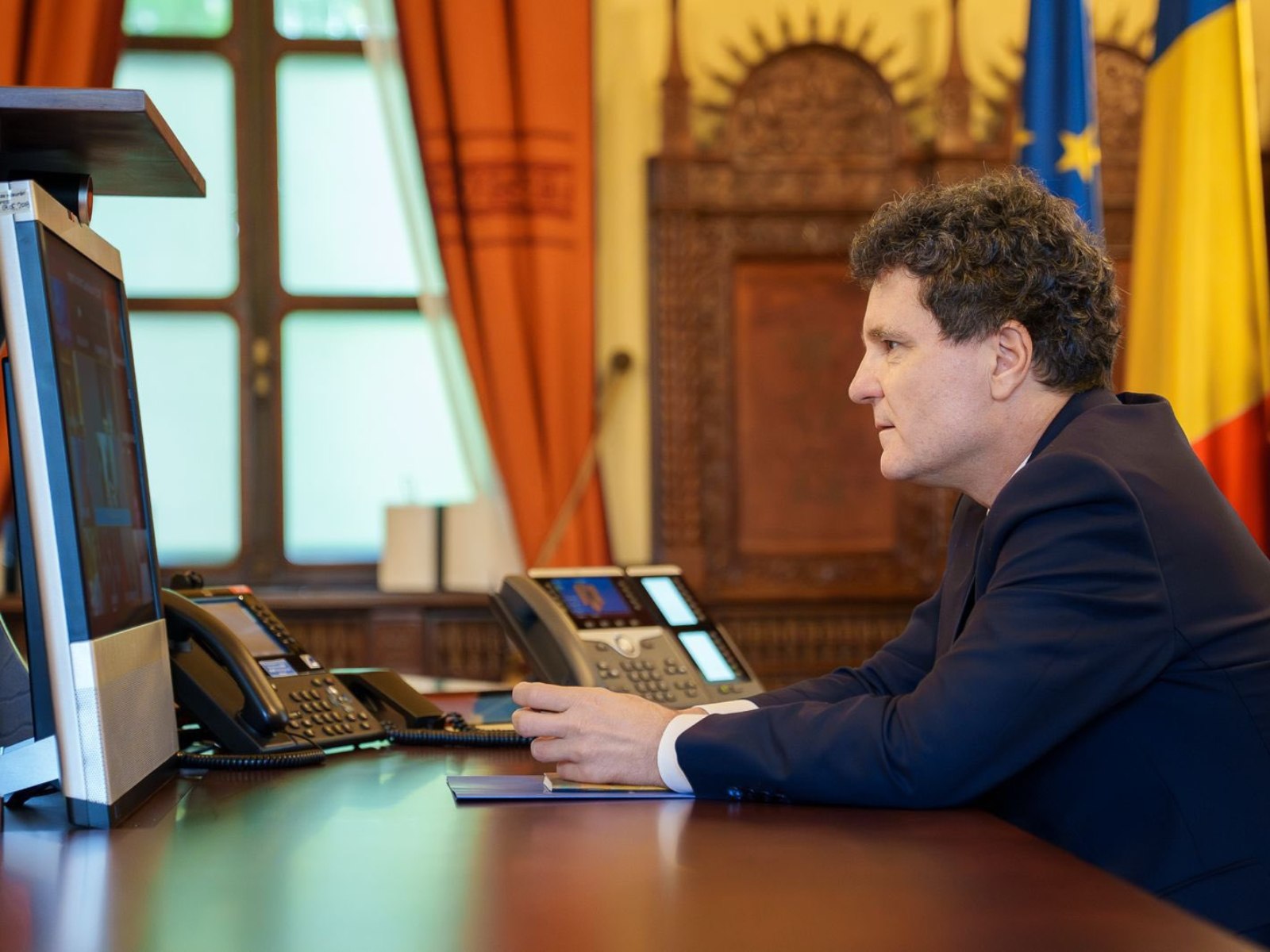 Nicuşor Dan participă la reuniunea membrilor Consiliului European prin videoconferinţă
