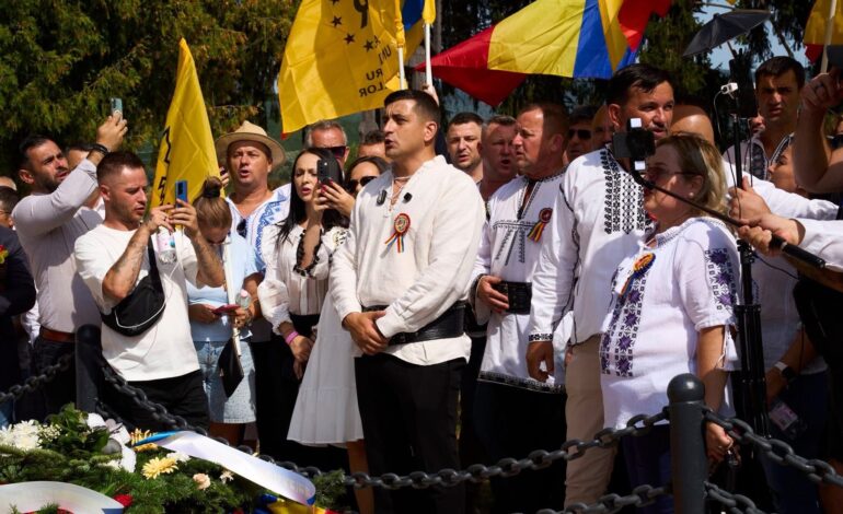 Simion și alaiul său, scandal la Țebea. Fotograful liderului AUR a urcat pe mormântul lui Avram Iancu, de unde a fost scos de preot