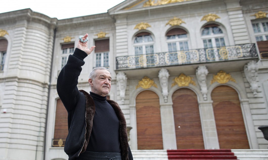 Palatul lui Becali, din nou vandalizat cu mesaje bizare: „Omul ăla e bolnav, nu am ce să îi fac”