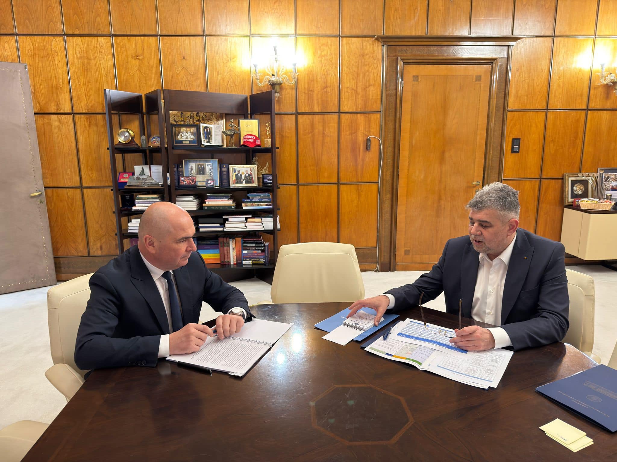 Criză majoră în coaliție: Marcel Ciolacu îl ameninţă pe Ilie Bolojan cu moţiunea de cenzură şi îi reproşează că pozează în „salvatorul omenirii”. „Votez la vedere moţiunea”