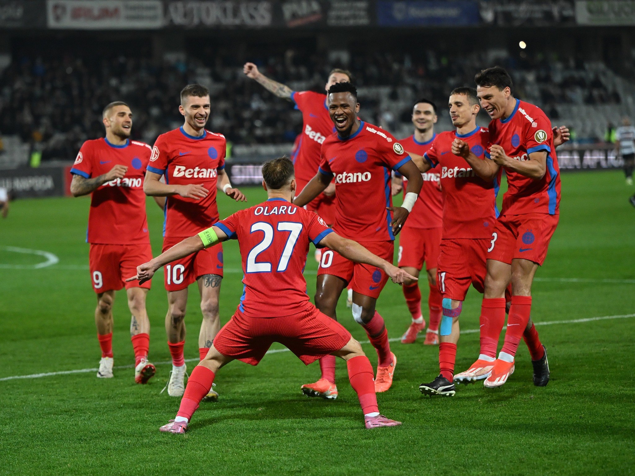FCSB a decolat spre Belgrad pentru meciul cu Steaua Roșie. 5 nume surpriză nu au prins zborul