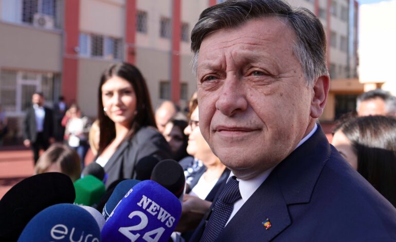 Crin Antonescu: „România nu prea are președinte, e luată la pachet, e în bagajele UE. Nu avem politică externă”