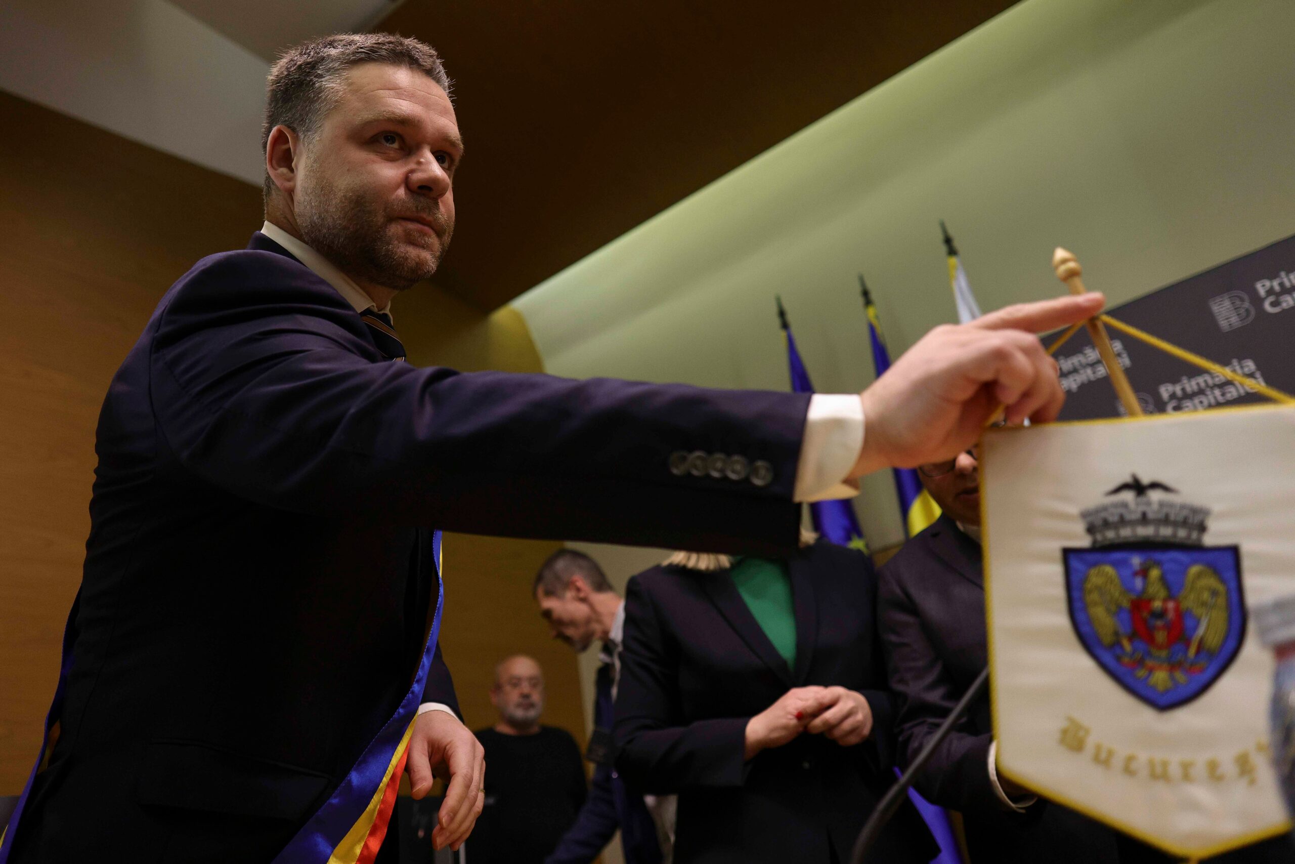 Ciprian Ciucu vrea să elimine gratuitatea STB pentru pensionarii cu venituri mari. Ce prevede inițiativa primarului general SURSE