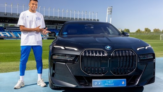 Kylian Mbappé și-a luat permisul de conducere la 27 de ani. O persoană dragă l-a încurajat să ia lecții de pilotaj