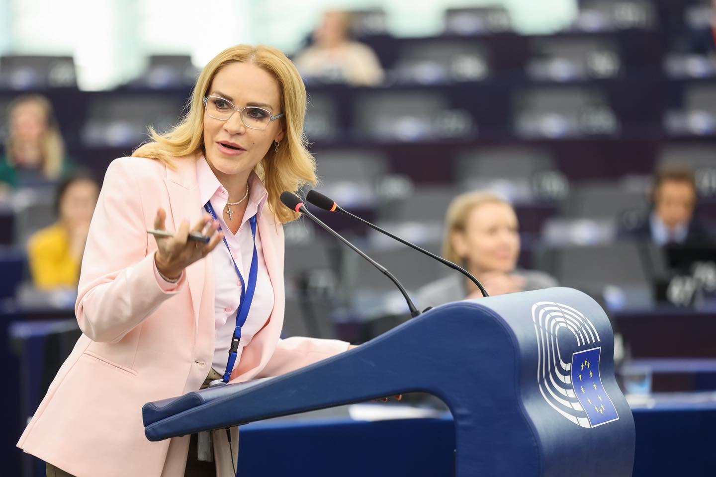 Gabriela Firea intervine în scandalul repatrierii fiicei lui Victor Ponta din Emirate: „Mi s-a strâns sufletul când am ascultat durerea din glasul Dacianei Sârbu”