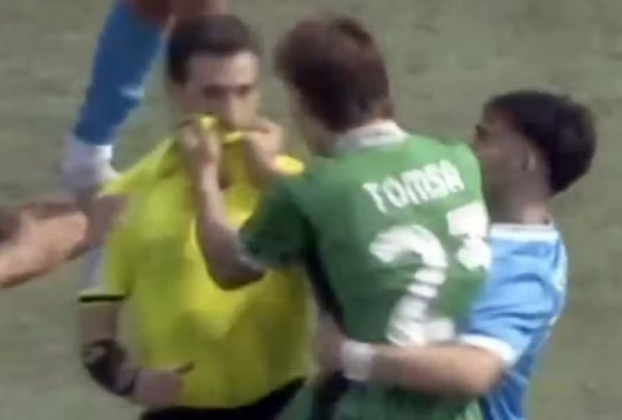 Fotbalistul român de la Sassuolo care l-a luat de gât pe un arbitru și-a primit pedeapsa. Jucătorul, scos din circuitul naționalei U19