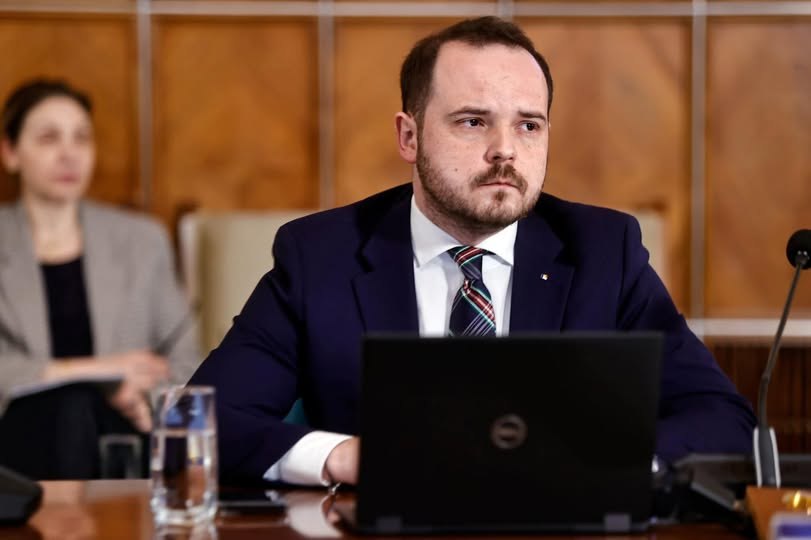 Fost ministru în Guvernul Bolojan: Nu există un „mesia politic”. Parlamentarii PSD se întâlnesc în ședință înainte de moțiune