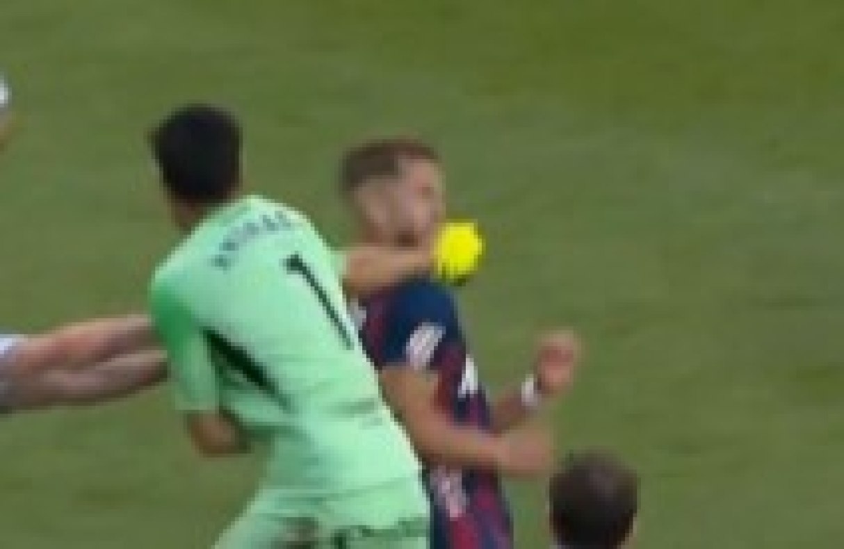 Scene șocante în fotbalul spaniol: portarul de la Real Zaragoza lovește un adversar după ce a primit cartonașul roșu