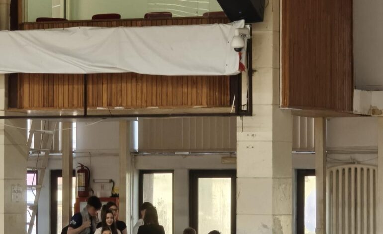 Sala Sporturilor din Constanța a fost închisă publicului, după ce a devenit pericol public. Tencuiala cade în capul oamenilor, iar subsolul clădirii este plin de apă