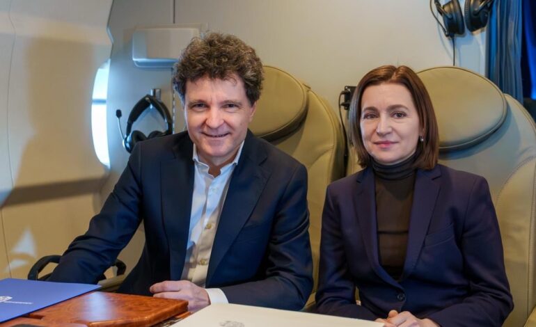 Nicușor Dan și Maia Sandu, împreună în avion spre Armenia, unde participă la reuniunea Comunității Politice Europene