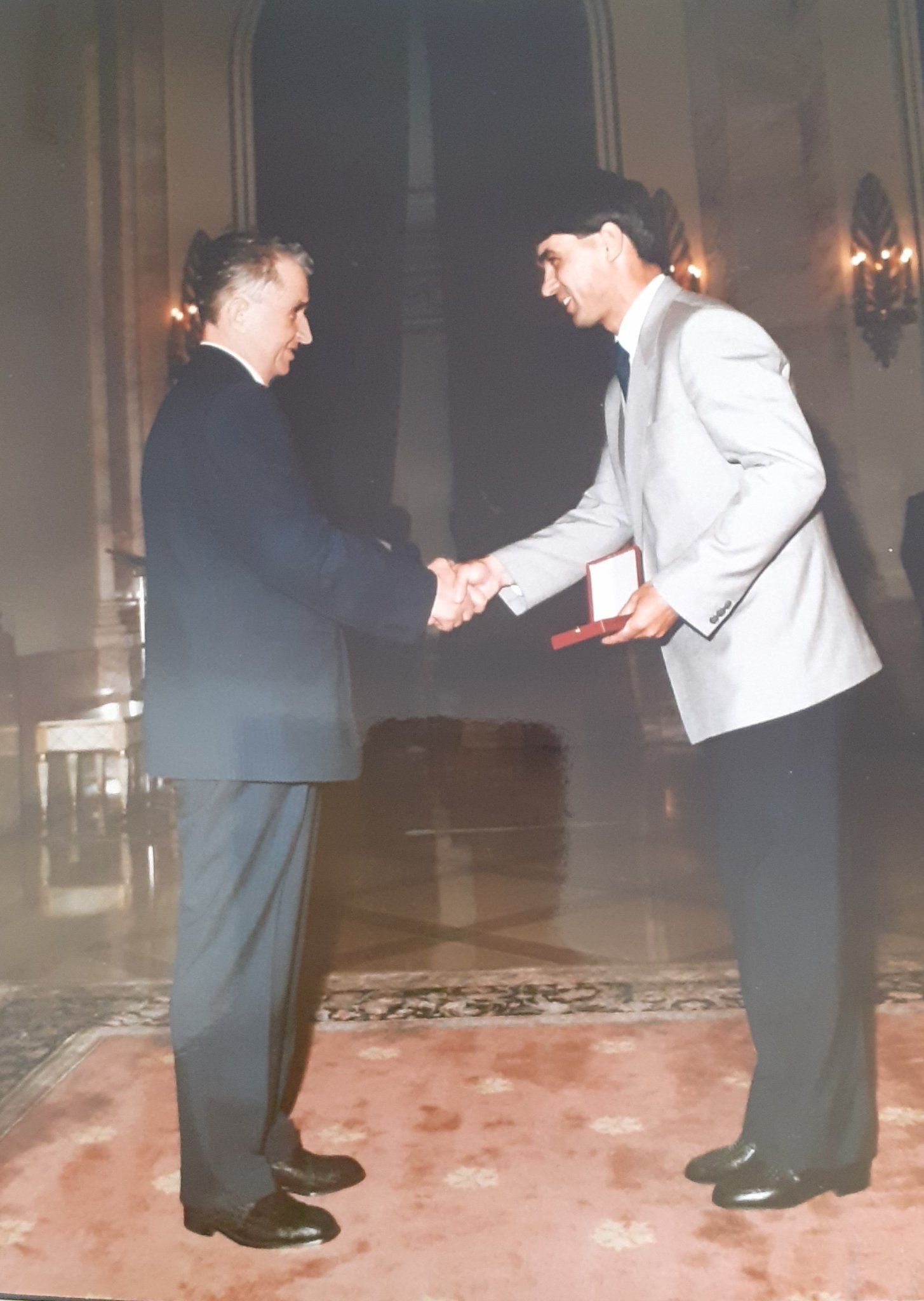 Nicușor Dan i-a făcut sublocotenenți pe eroii de la Sevilla. Pe lângă decorații, Nicolae Ceaușescu le-a oferit bani, apoi le-a schimbat premiul