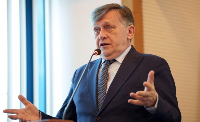 Crin Antonescu indică noul pol de influență din politică: „Ilie Bolojan a devenit un personaj puternic, poate cel mai puternic”