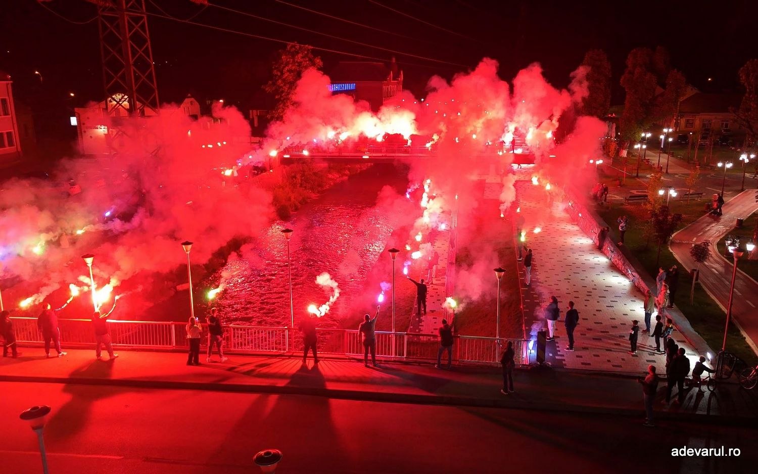 Sărbătoare cu torțe și artificii în Hunedoara. Corvinul a revenit în prima ligă de fotbal după 34 de ani