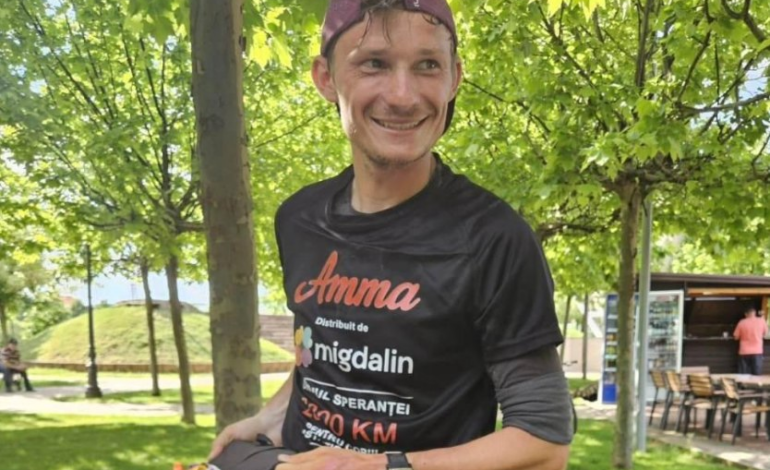 Ultramaratonist român, izbit de o mașină și aruncat într-un șanț, pe marginea drumului. Alerga într-o cursă pentru copii nevoiași