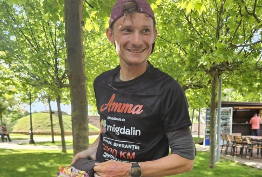 Ultramaratonist român, izbit de o mașină și aruncat într-un șanț, pe marginea drumului. Alerga într-o cursă pentru copii nevoiași