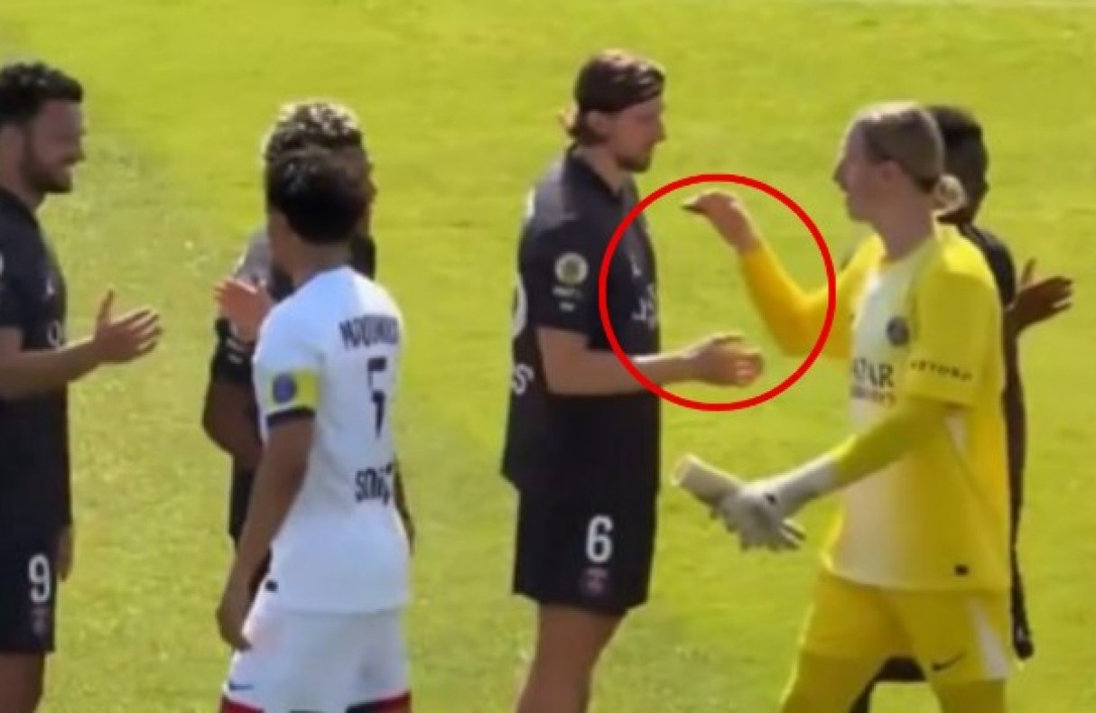 Moment tensionat la PSG: ucraineanul Zabarnîi și rusul Safonov au evitat să își dea mâna înaintea meciului