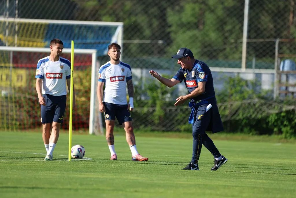 Hagi și-a început oficial al doilea mandat la națională. „Regele” i-a „biciuit” pe tricolori la Mogoșoaia