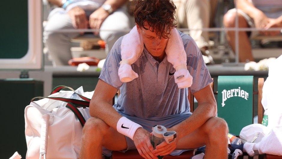 Șoc în tenis: liderul mondial Jannik Sinner a fost eliminat de la Roland Garros, după ce i s-a făcut rău de la căldură