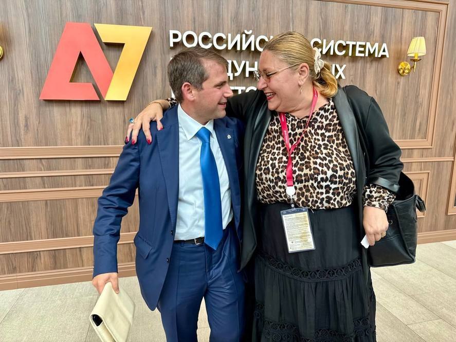 Șoșoacă și Ilan Șor, apariție surpriză la Sankt Petersburg. Oligarhul fugar o numește „viitorul președinte al României libere”
