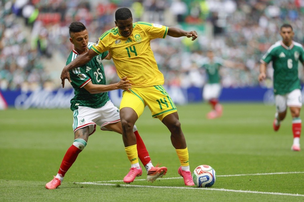 Mexicul a câștigat cu 2-0 în fața Africii de Sud, 3 jucători au fost eliminați