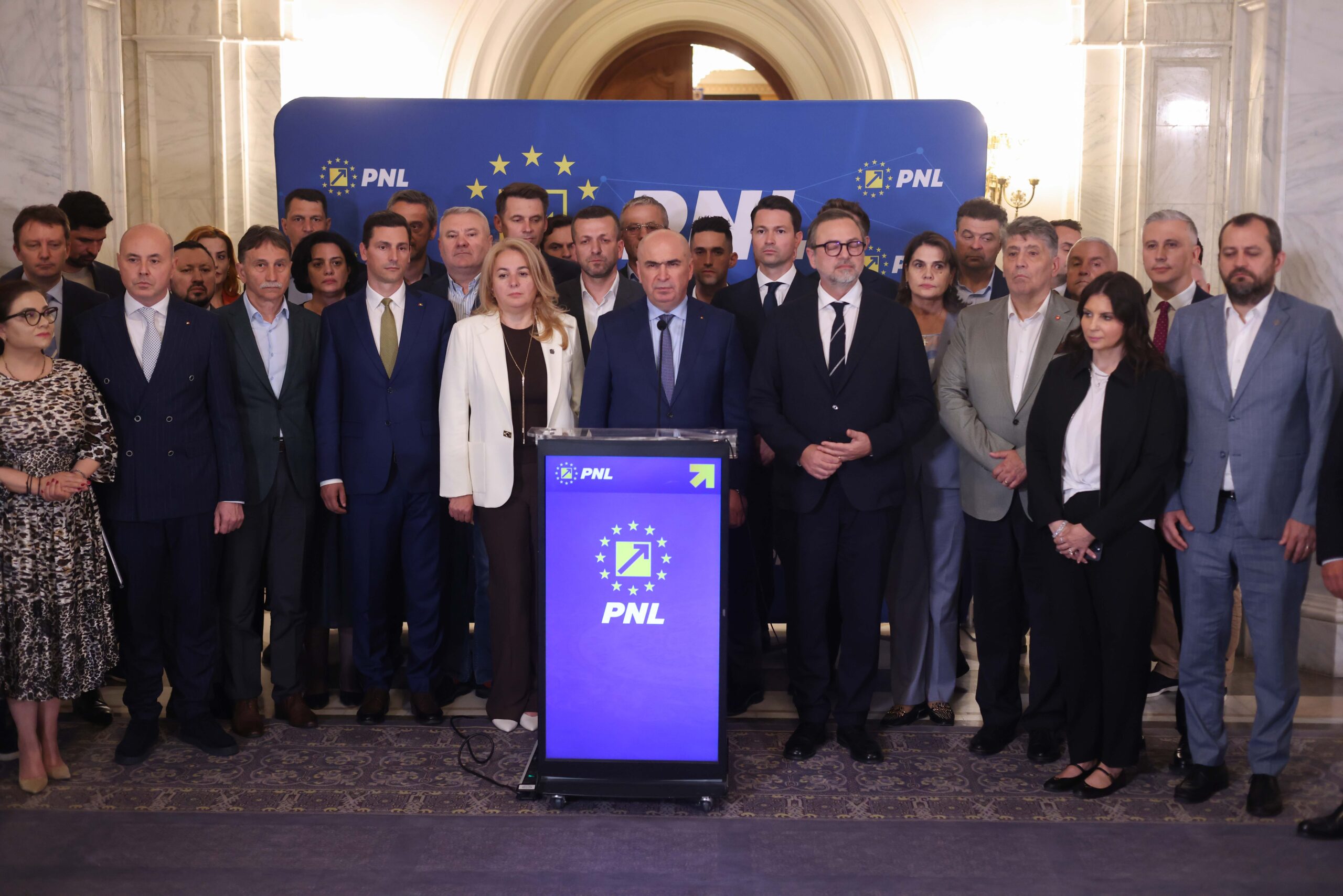 Tensiunile din PNL, în atenția presei internaționale. Bloomberg: „Premierul desemnat al României își sfidează propriul partid”