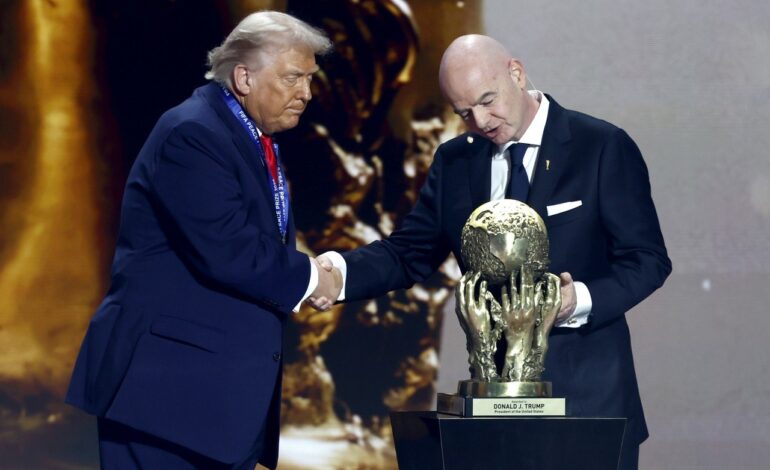 Președintele FIFA a confirmat că Donald Trump va oferi trofeul la CM de fotbal
