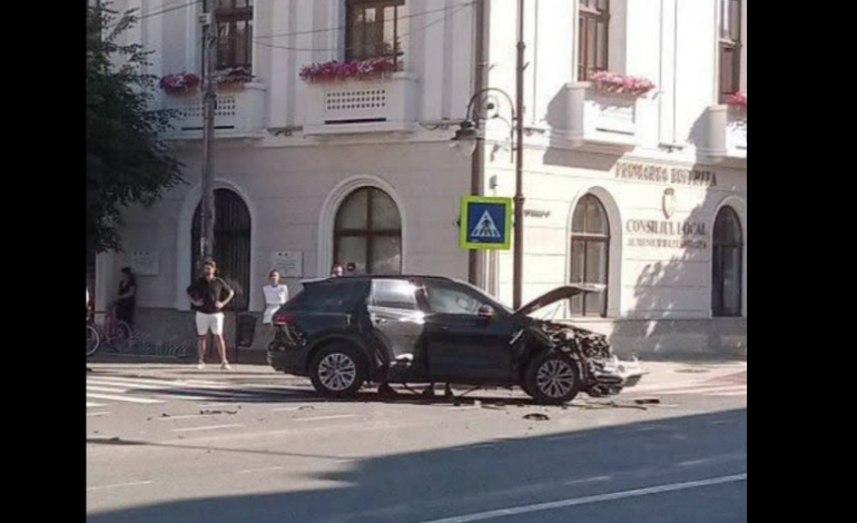Fostul ministru Bogdan Ivan, implicat într-un accident rutier în centrul orașului Bistrița: a intrat cu mașina pe interzis și a lovit un autobuz