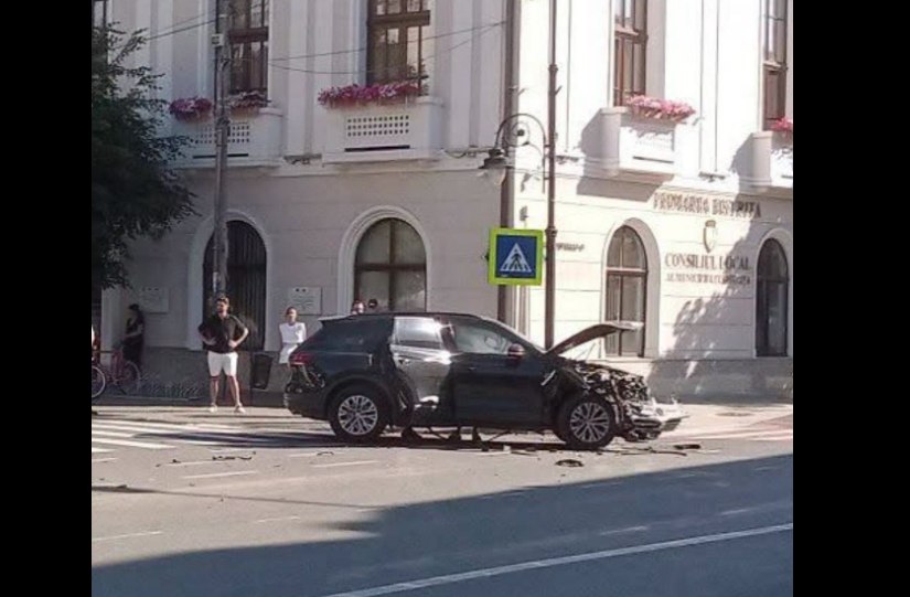 Fostul ministru Bogdan Ivan, implicat într-un accident rutier în centrul orașului Bistrița: a intrat cu mașina pe interzis și a lovit un autobuz