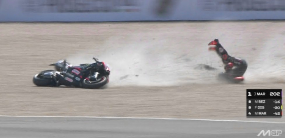 Scene cumplite în MotoGP. Marco Bezzecchi, inconștient după ce a fost aruncat de pe motocicletă la 200 km/h și rostogolit zeci de metri pe asfalt