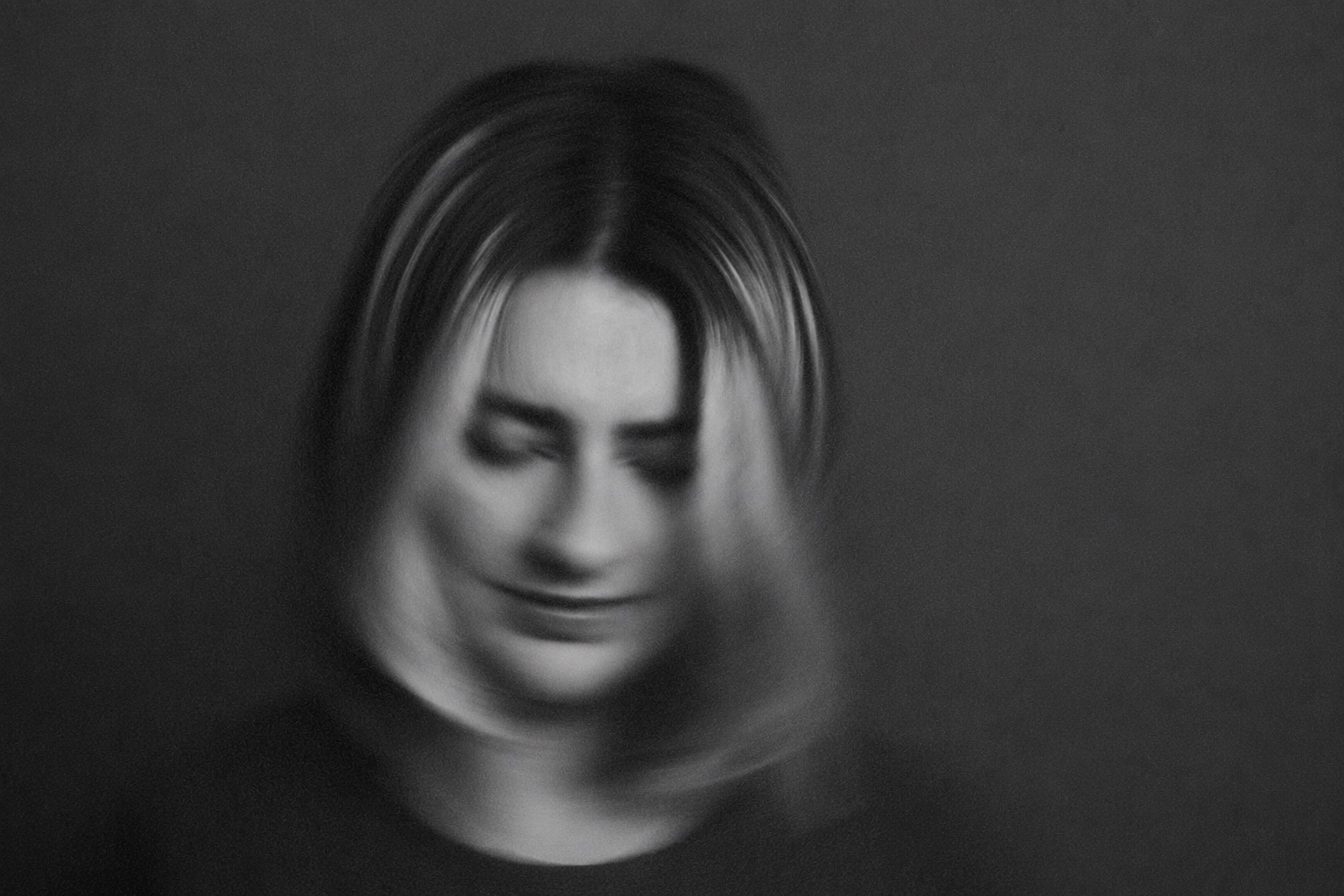 Scena pop-indie autohtonă are un nou nume: Antonia Roman debutează la 19 ani cu albumul „Mechanics of the Heart”