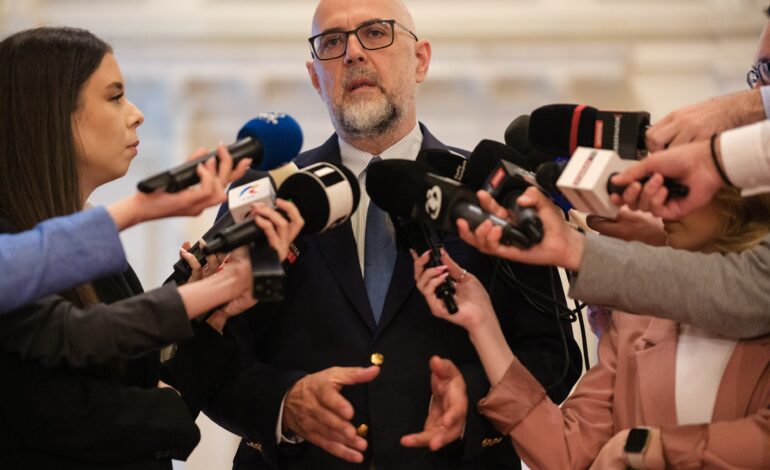 Kelemen Hunor avertizează că AUR câștigă din actuala criză: „George Simion nu trebuie să facă nimic: stă, se uită la meci, mănâncă popcorn, bea o bere, iar partidul său crește în sondaje”