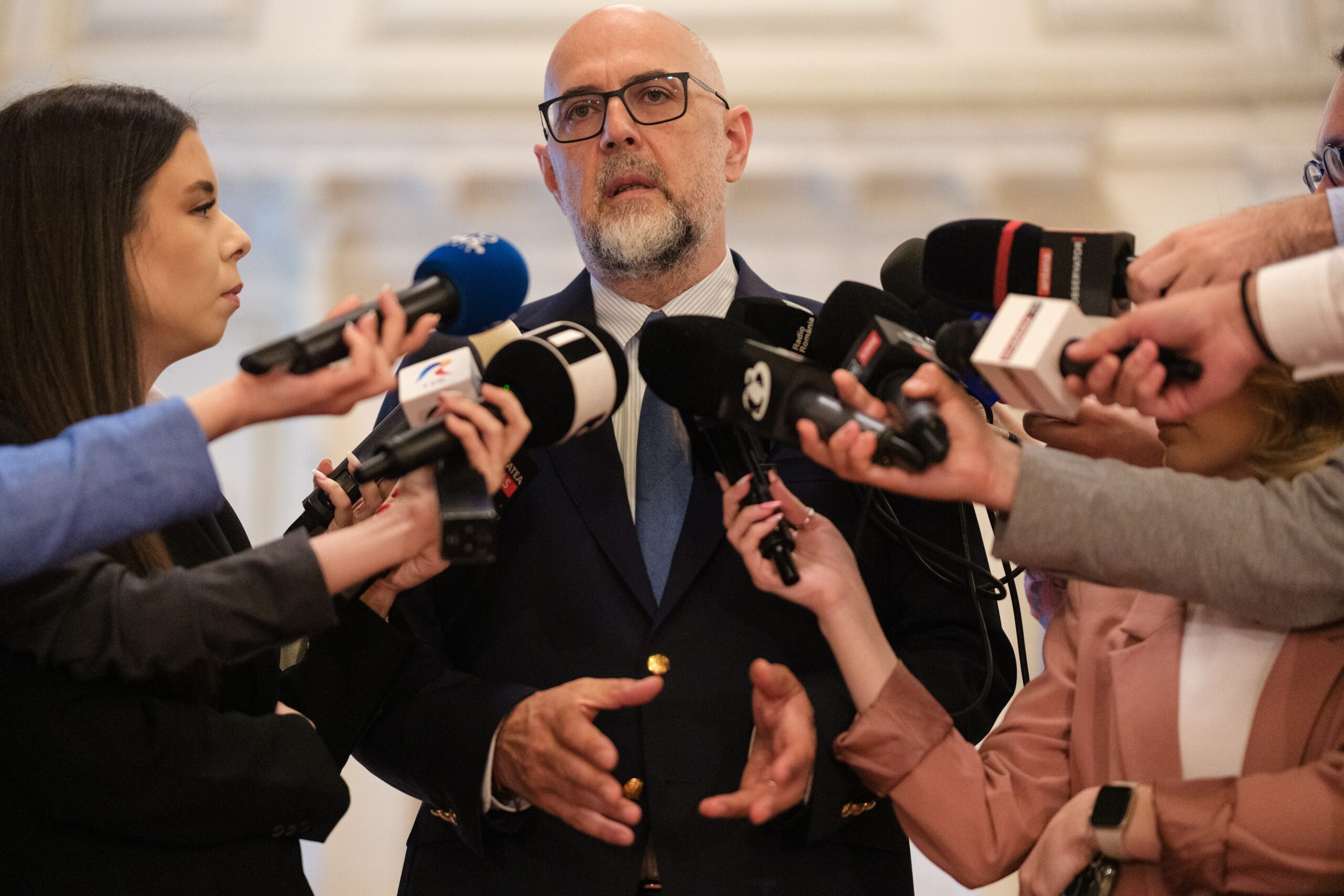 Kelemen Hunor avertizează că AUR câștigă din actuala criză: „George Simion nu trebuie să facă nimic: stă, se uită la meci, mănâncă popcorn, bea o bere, iar partidul său crește în sondaje”