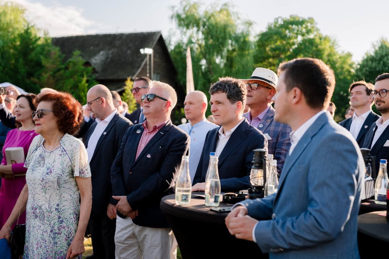 Nicușor Dan a participat la recepția de Ziua Americii de la Snagov, alături de Matei Păun și fostul ambasador SUA Adrian Zuckerman