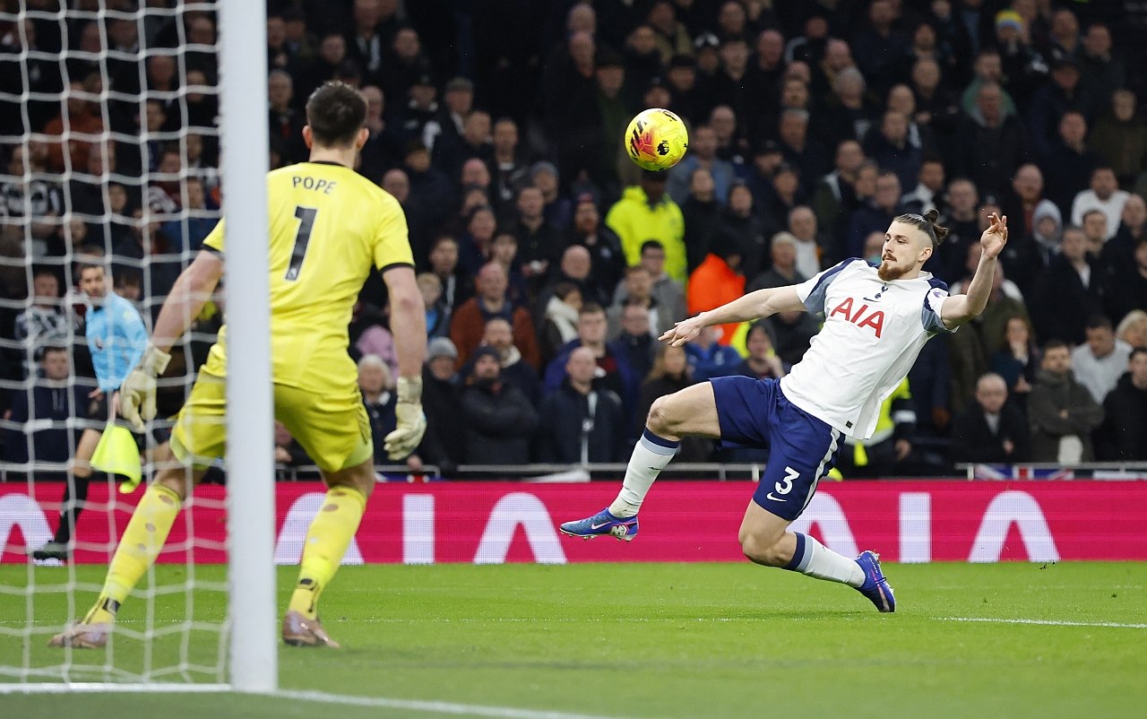 Presa din Italia scrie că Radu Drăgușin va pleca de la Tottenham Hotspur