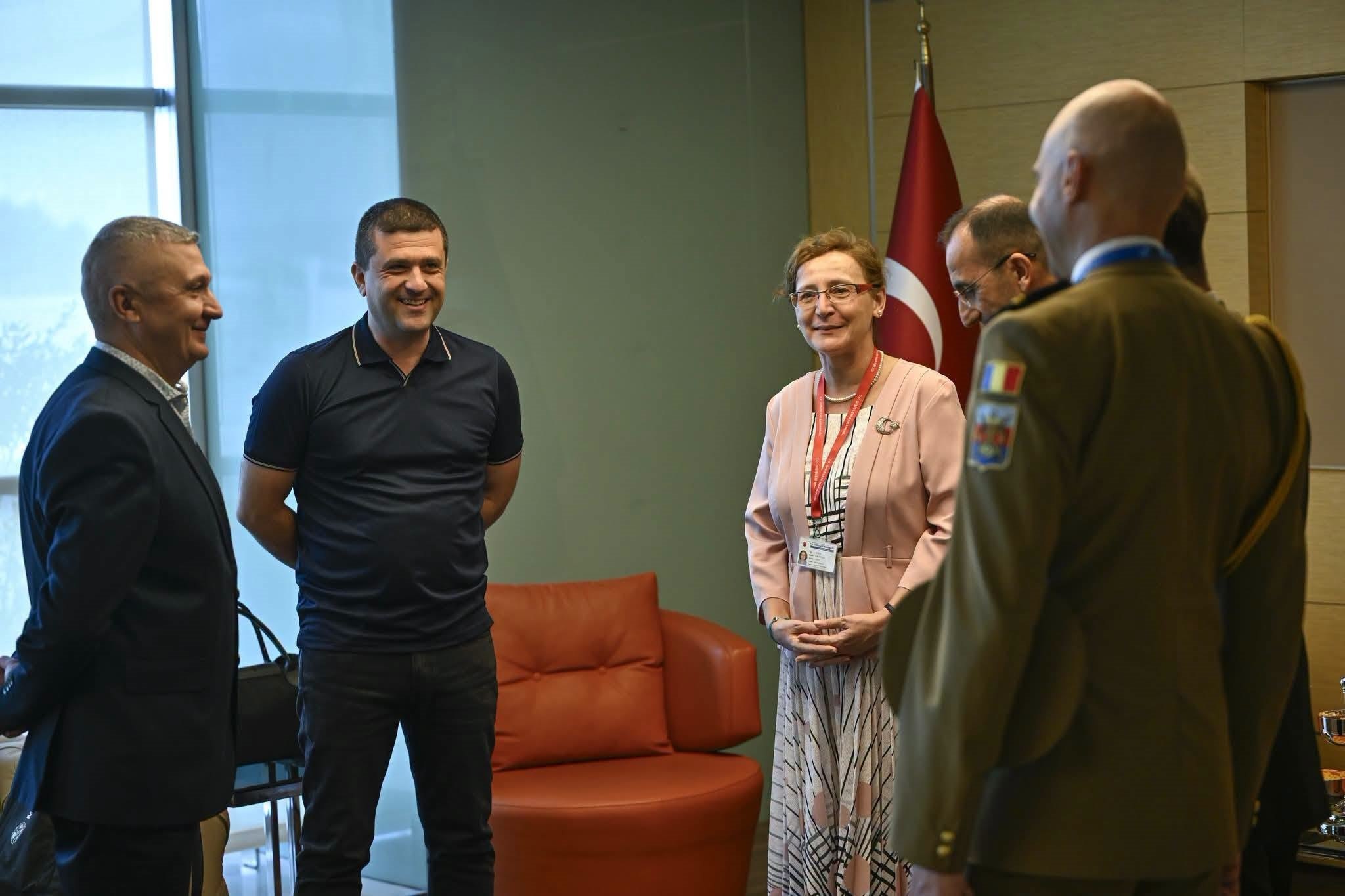 Radu Miruță a ajuns la summitul NATO îmbrăcat în tricou şi blugi. „Este întâlnire diplomatică, nu teambuilding!”