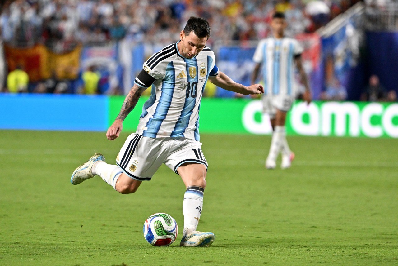 Lionel Messi i-a oferit lui Roberto Baggio tricoul purtat în meciul cu Elveția