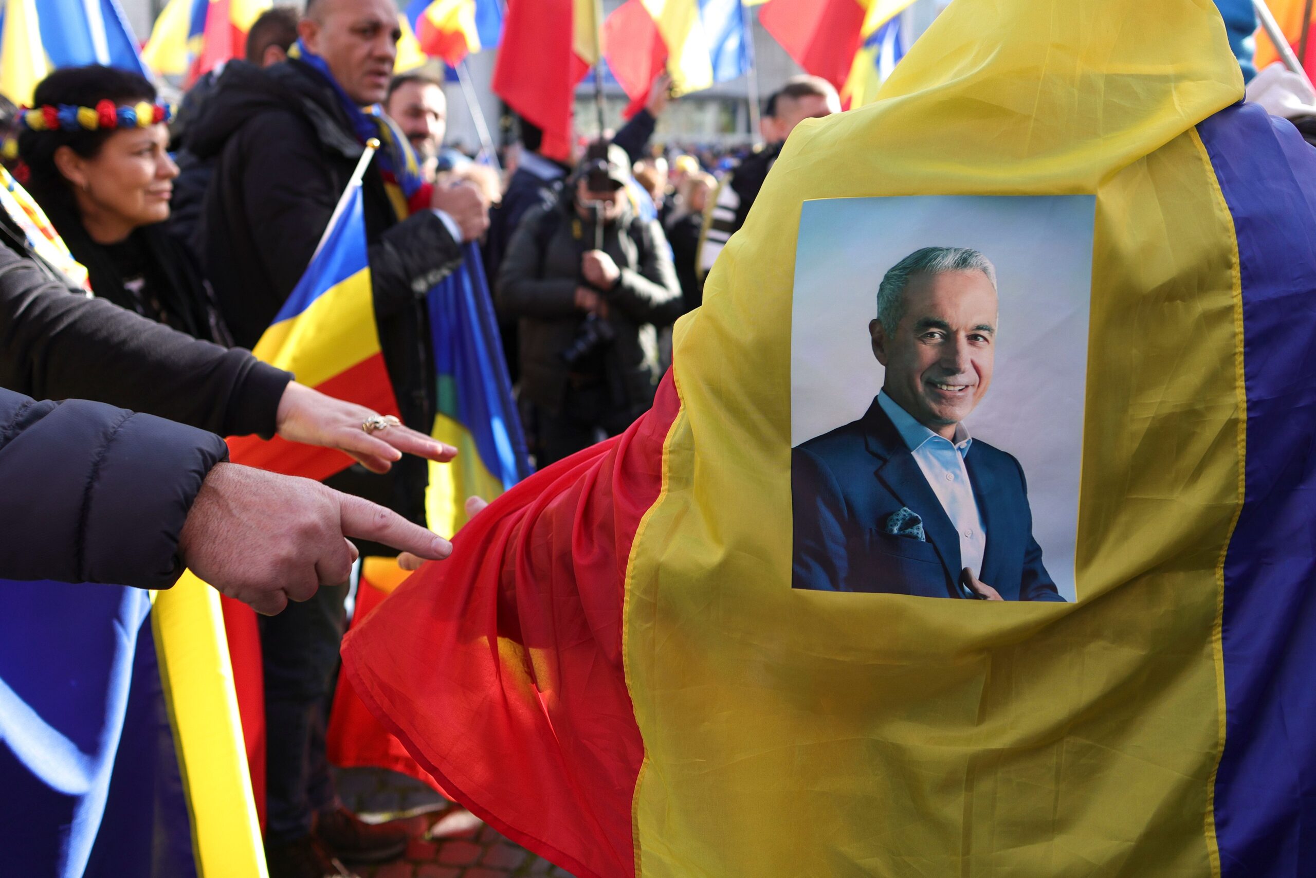 De ce sunt dependenți românii de lideri ca Ilie Bolojan și Călin Georgescu